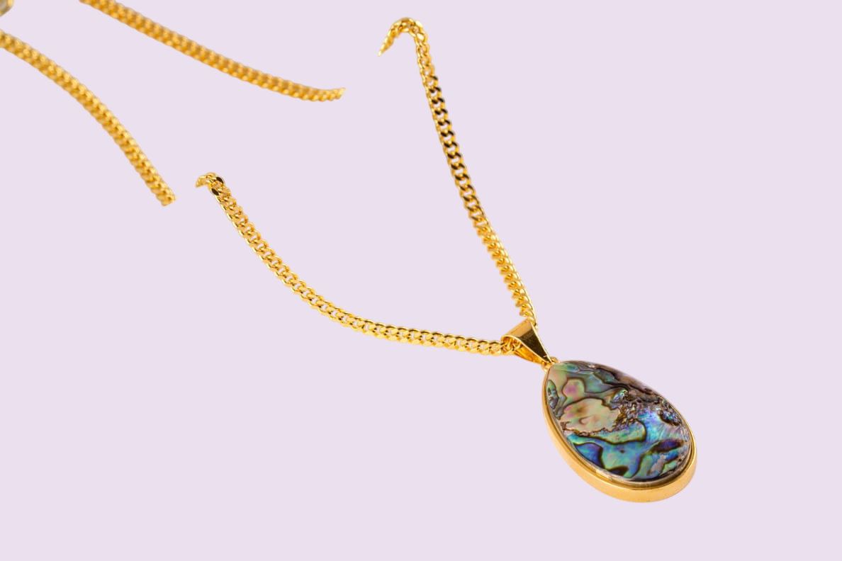 oval Shell Lumière necklace