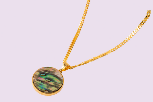round Shell Lumière necklace